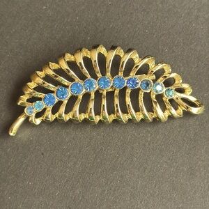 Vintage Gold Tone Leaf Brooch w Blue Rhinestones